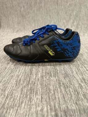 Brava Boy's size 6 Athletic Soccer Shoes  Black with Blue Accents